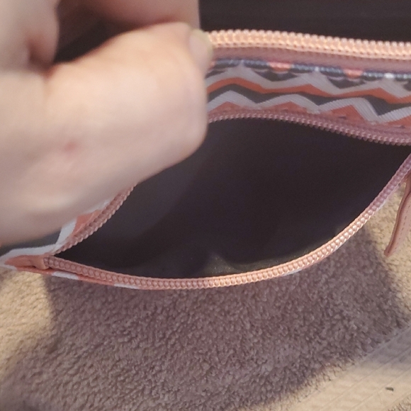 Chevron Pattern Crossbody Bag - Picture 4 of 5